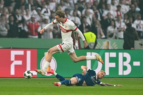 Erst gewann Nick Woltemade mit dem VfB Stuttgart den DFB-Pokal, dann zeigte er Mitgefühl mit Gegner Bielefeld. Foto: Federico Ga