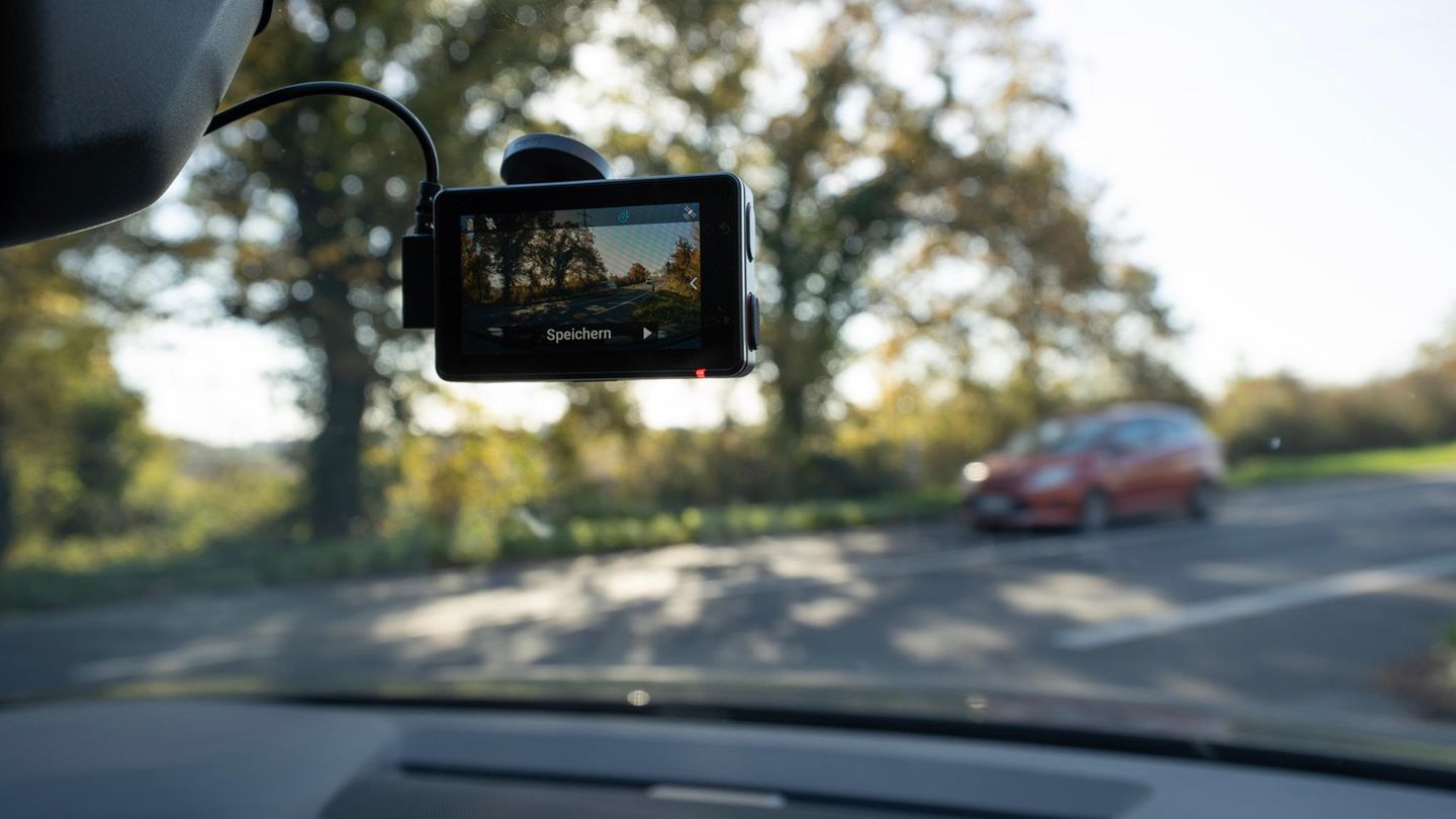 Dashcam Test: Eine Dashcam filmt den vorbeifahrenden Verkehr