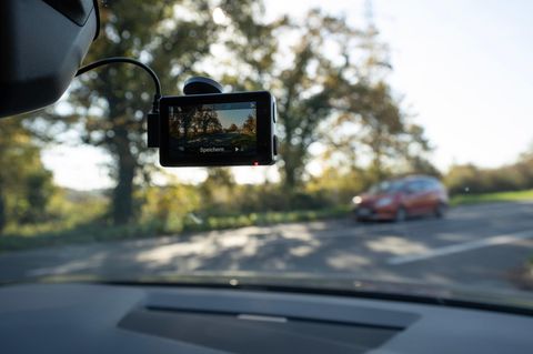 Dashcam Test: Eine Dashcam filmt den vorbeifahrenden Verkehr