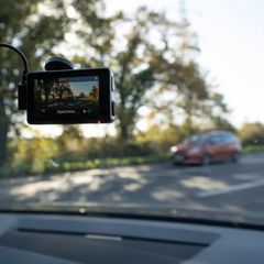 Dashcam Test: Eine Dashcam filmt den vorbeifahrenden Verkehr