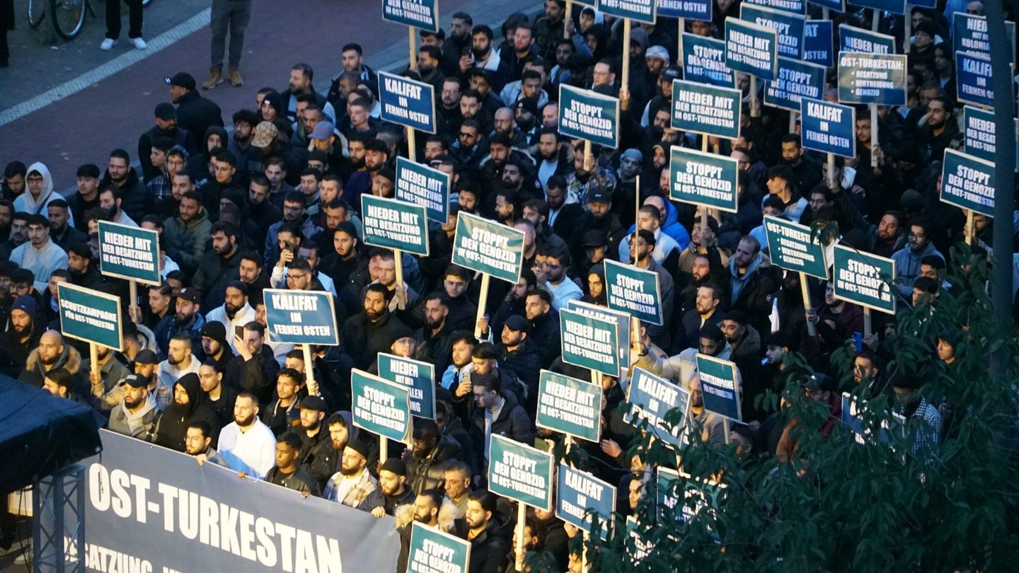 Menschenrechtsorganisationen werfen der chinesischen Regierung seit Jahren vor, Hunderttausende Uiguren in Umerziehungslagern fe