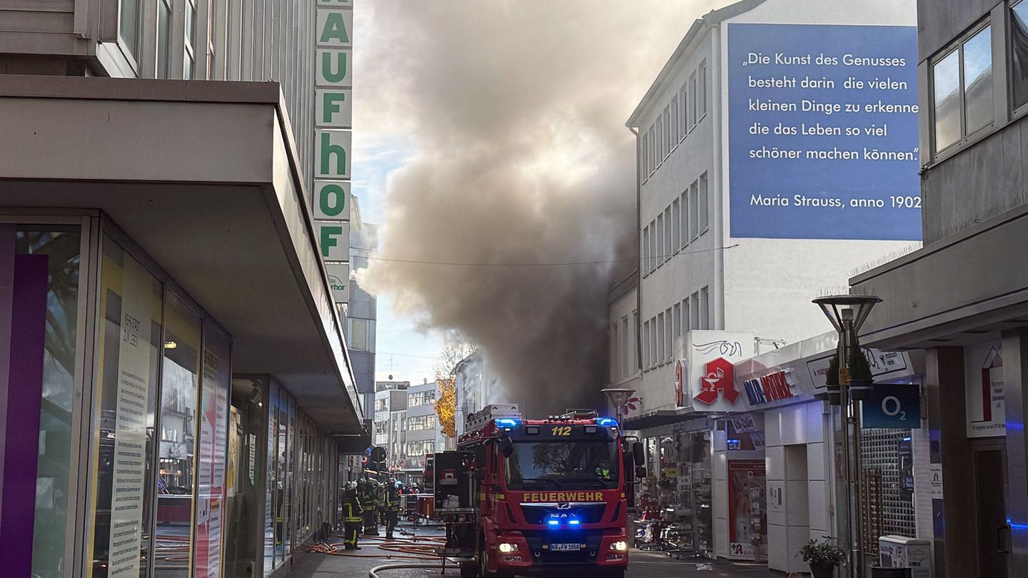Zu einem Brand in einem Geschäft in der Krefelder Innenstadt sind zahlreiche Feuerwehrleute ausgerückt. Foto: Alexander Forstreu