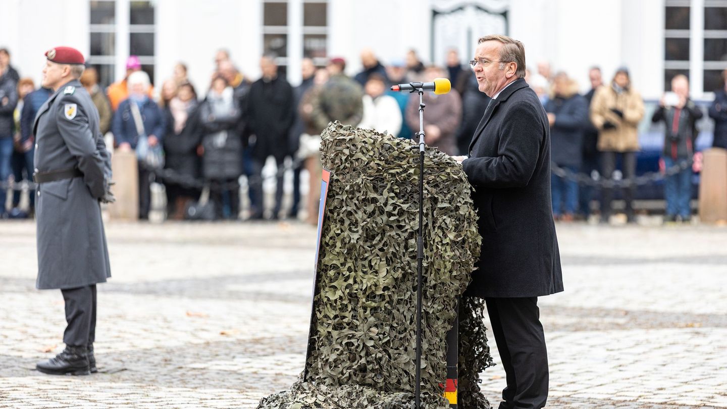 Bundesverteidigungsminister Boris Pistorius (SPD) spricht beim feierlichen Gelöbnis. Foto: Laszlo Pinter/dpa