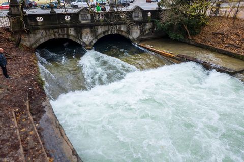 Die Welle war kurz wieder da - jetzt ist sie wieder weg. Foto: Peter Kneffel/dpa