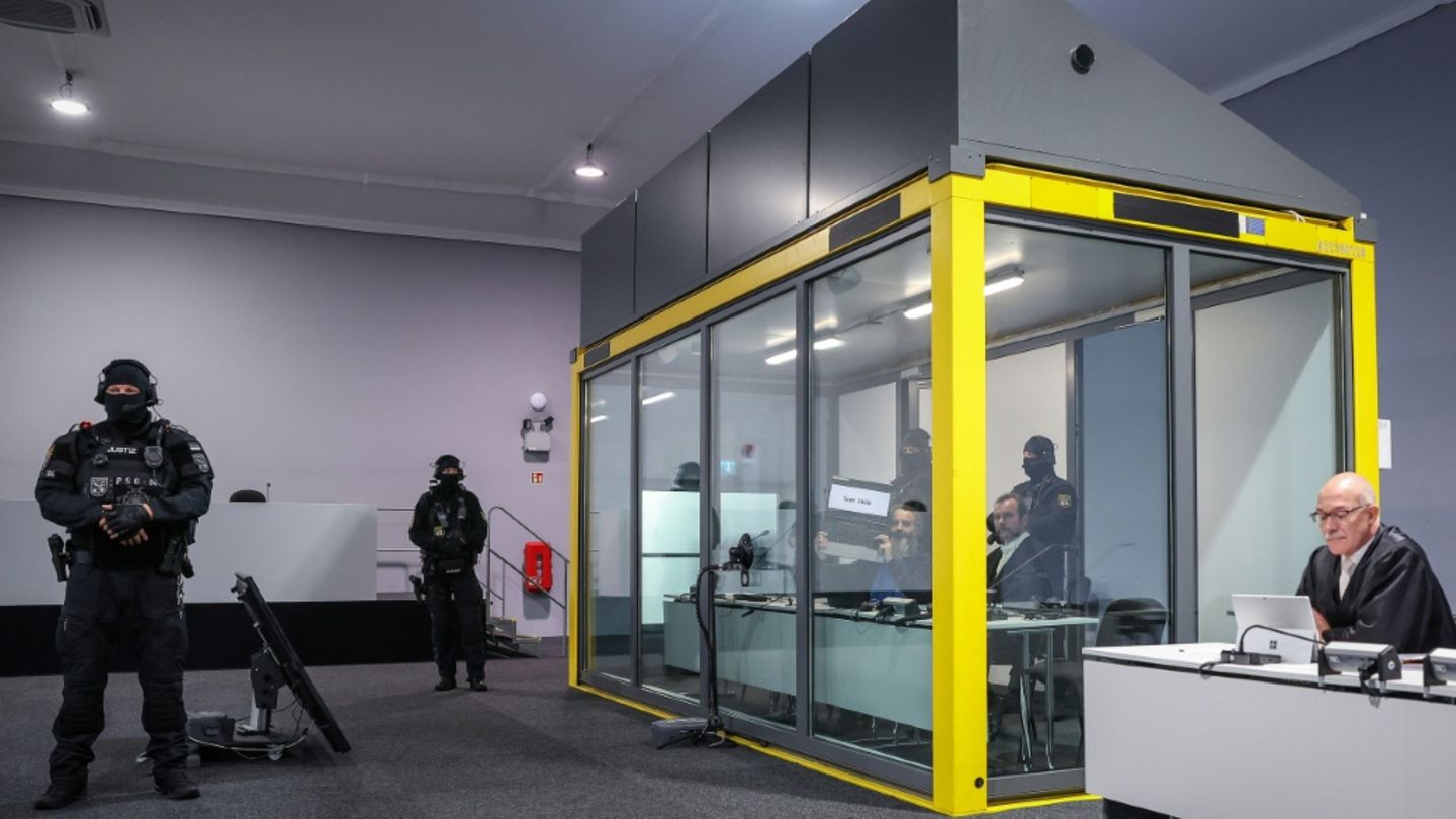 Taleb A. in einer Kabine im Gerichtssaal