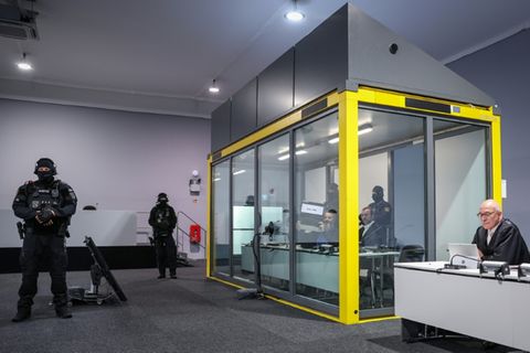 Taleb A. in einer Kabine im Gerichtssaal