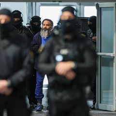 Der Angeklagte Taleb al-Abdulmohsen wird nach einer Pause wieder in den Gerichtssaal im temporären Gerichtsgebäude des Landgeric