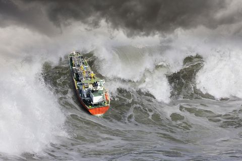 Ein Frachter in stürmischer See