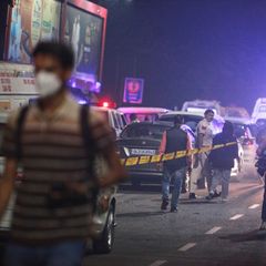Polizisten sichern das Gelände nach einer Autoexplosion in der Nähe des historischen Roten Forts in Neu-Delhi