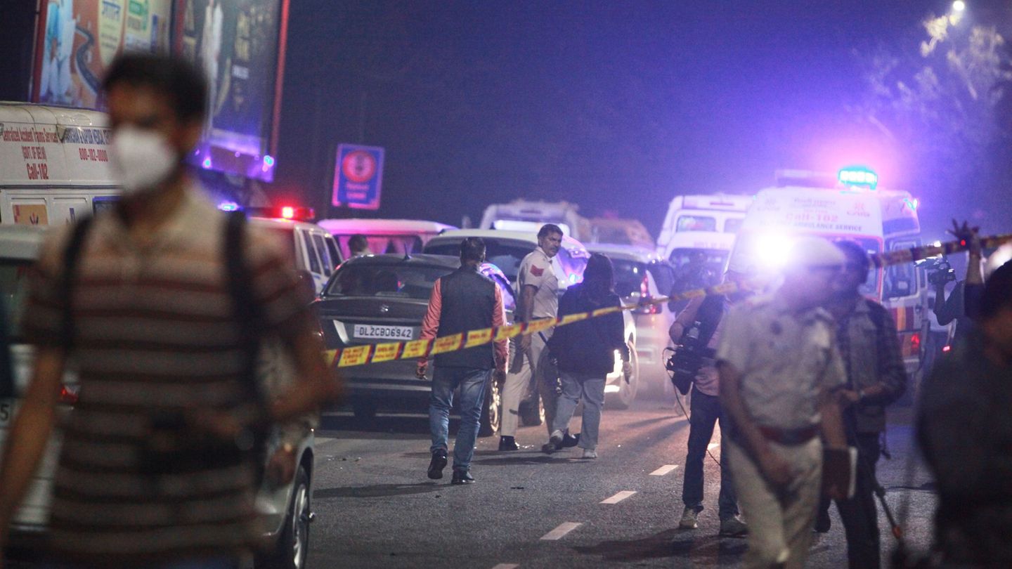 Polizisten sichern das Gelände nach einer Autoexplosion in der Nähe des historischen Roten Forts in Neu-Delhi