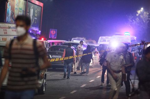 Polizisten sichern das Gelände nach einer Autoexplosion in der Nähe des historischen Roten Forts in Neu-Delhi