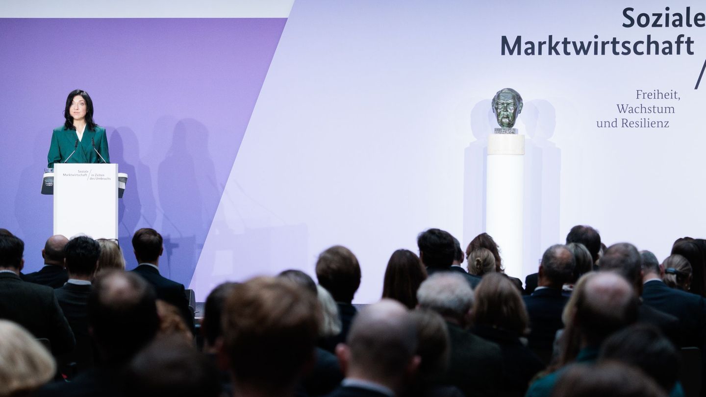 Die Büste Ludwig Erhards ist wieder da. Foto: Carsten Koall/dpa