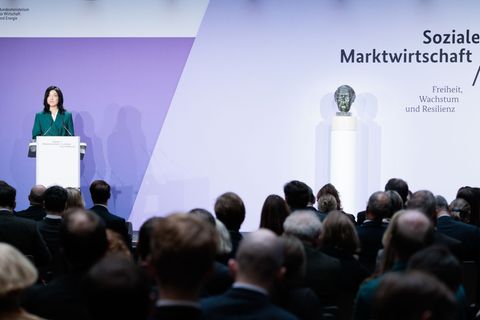 Die Büste Ludwig Erhards ist wieder da. Foto: Carsten Koall/dpa