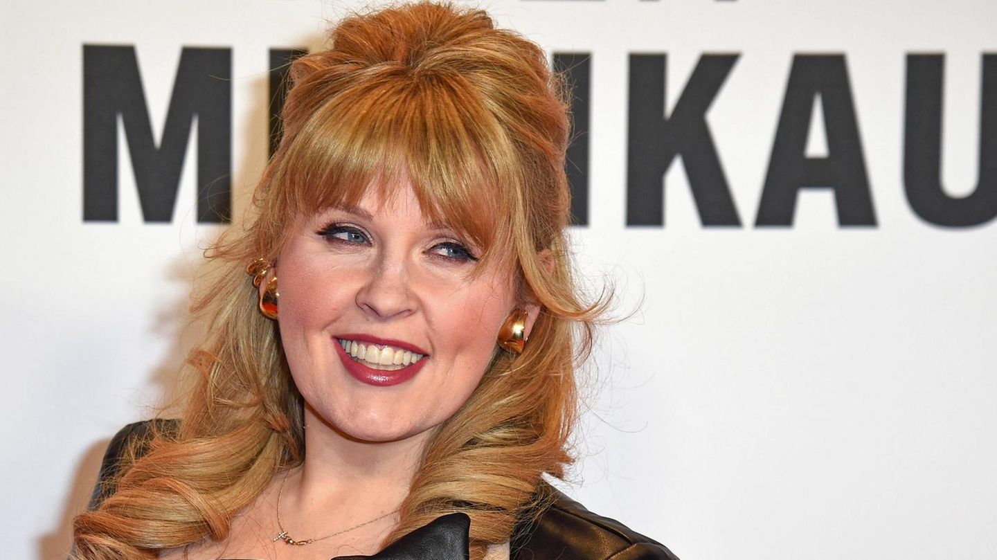 Vom Straßenmusikanten-Dasein zum Stadion-Füller - die Kelly Family erlebte in den 1990er Jahren einen beispiellosen Aufstieg. Doch der Ruhm hatte seinen Preis. "Als die Millionen wirklich reinkamen mit dem Erfolg von 'Over the Hump' 1994, gab es eine Phase, in der das viele Geld nicht gut war für einige in meiner Familie", erzählt Schlagersängerin Maite Kelly im Interview mit der "Zeit".  "Das macht was mit dem Kopf", sagt die Sängerin rückblickend über die Zeit, als sich ihr achtes Album millionenfach verkaufte. Die Kelly Family stürmte die Charts, gewann Preise und füllte ganze Stadien. Aus dem einfachen Hippieleben wurde ein gewaltiges Business. "Und irgendwann wurde dieses Business ungesund für die Familie", gibt Maite zu.  Besonders schwer traf es offenbar Patriarch Dan Kelly. "In dieser Zeit habe ich auch meinen Vater nicht wiedererkannt", erinnert sich Maite. Er sei komplett überfordert gewesen. Dan wollte die Unabhängigkeit der Familie erhalten, musste sich aber gleichzeitig mit "gewaltigen kommerziellen Versuchungen" auseinandersetzen. "Er geriet an die falschen Leute, falsche Berater, es gab viel Streit in der Familie", berichtet die Musikerin. "Der Größenwahn hat manche Menschen in meiner Familie mitgerissen. Auch mein Vater war davon nicht frei. Ja, der Größenwahn hat auch ihn gepackt."