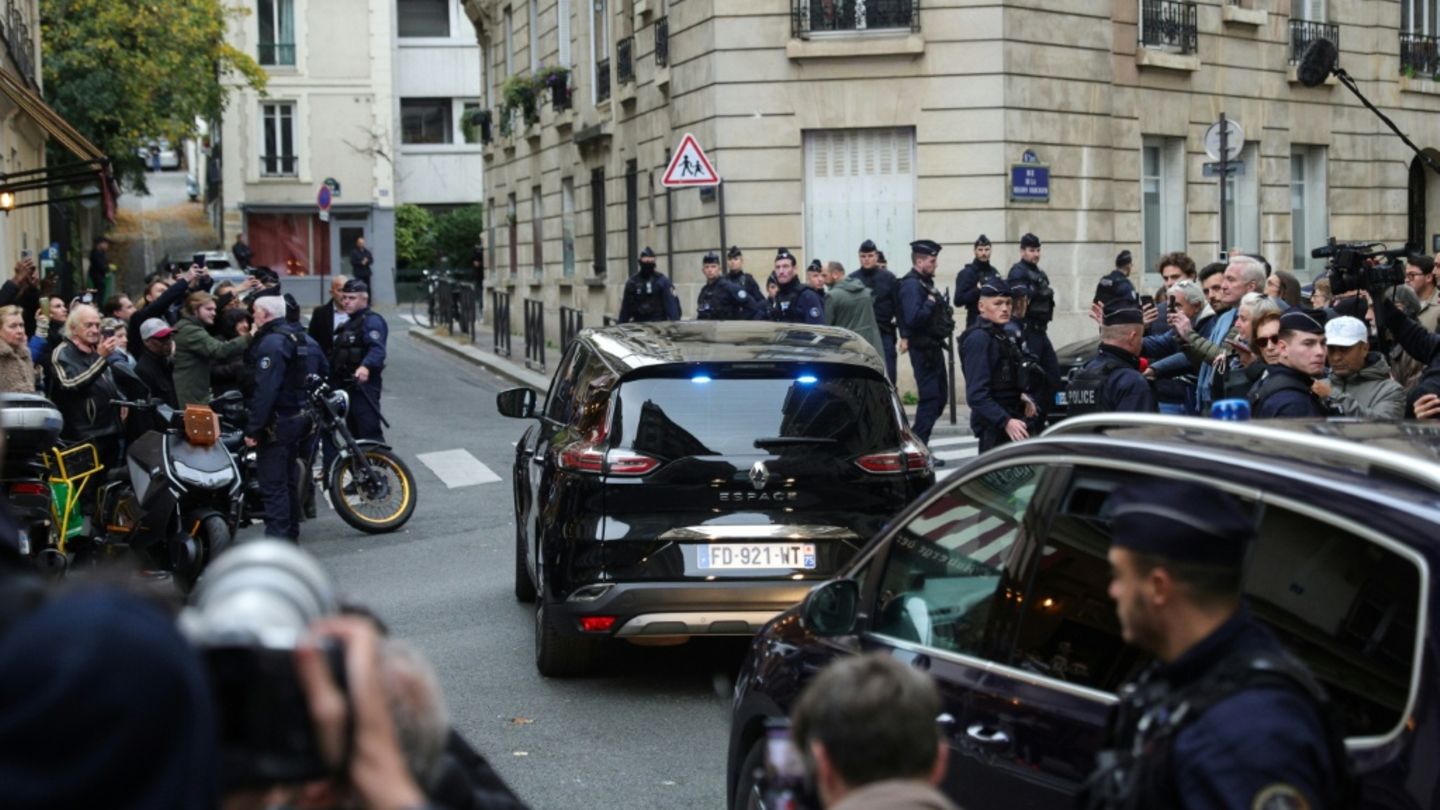Fahrt des Konvois mit Ex-Präsident Sakozy am Montag zu dessen Pariser Wohnhaus