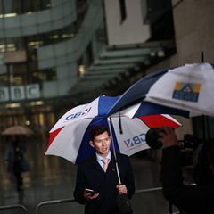 Die BBC und ihre Widersacher: Vor dem Hauptgebäude des Senders in London berichtet ein Reporter des rechten Privatsenders GB News über die Krise des Medienhauses
