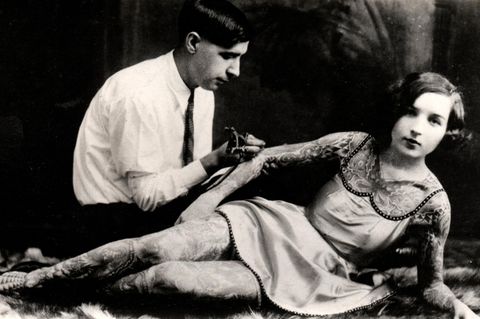 Frau lässt sich Tätowieren