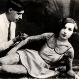 Frau lässt sich Tätowieren