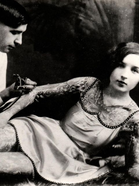 Frau lässt sich Tätowieren