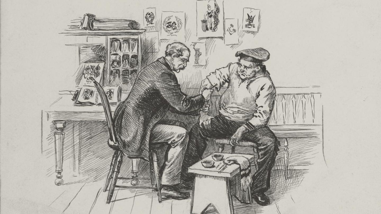 Mann tätowiert Kunden in seinem Studio