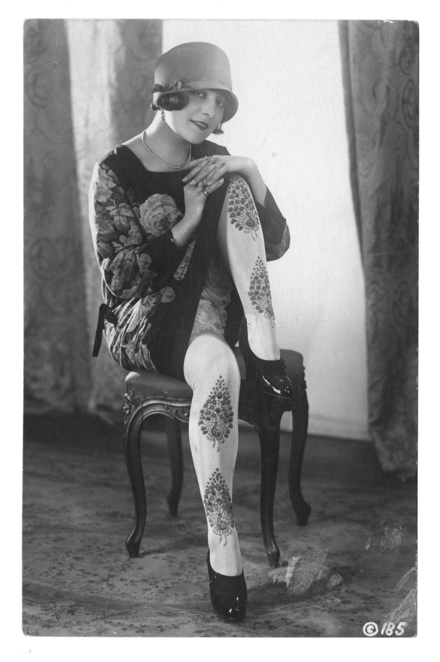 Frau zeigt ihre bestickte Strümpfe