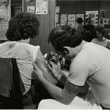 Mann tätowiert Frau