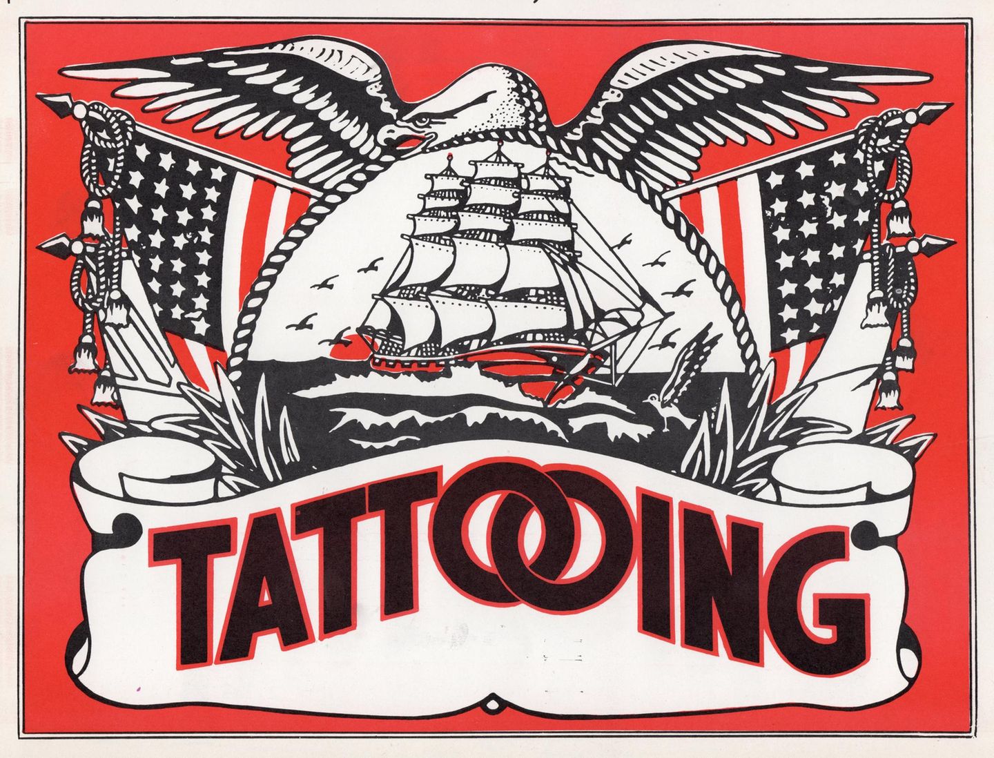 Schild mit der Aufschrift "Tattooing" und US-Flaggen