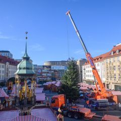 Schon seit Ende Oktober stehen die ersten Buden auf dem Alten Markt vor dem Magdeburger Rathaus