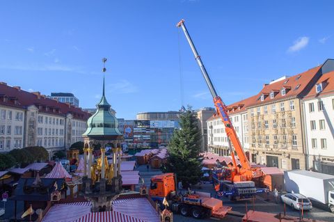 Schon seit Ende Oktober stehen die ersten Buden auf dem Alten Markt vor dem Magdeburger Rathaus. (Archivbild) Foto: Klaus-Dietma