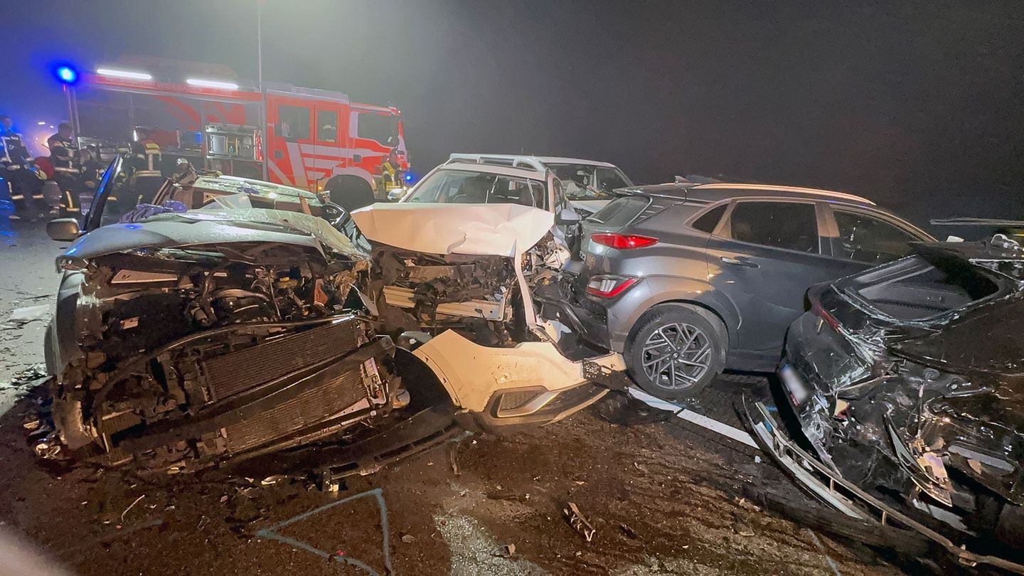 Insgesamt acht Fahrzeuge, darunter auch zwei Sattelzüge, sind auf der A3 bei einem Unfall ineinander gefahren. Foto: Fritz Demel