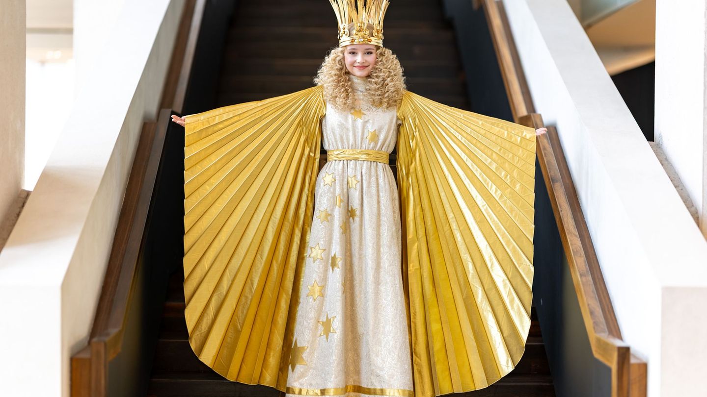 Nora Falk, das neue Nürnberger Christkind, präsentiert sich bei der Kostümprobe. Foto: Daniel Karmann/dpa