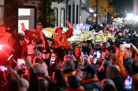 St. Martin hoch zu Ross beim Martinsumzug in Kempen. Foto: Roberto Pfeil/dpa