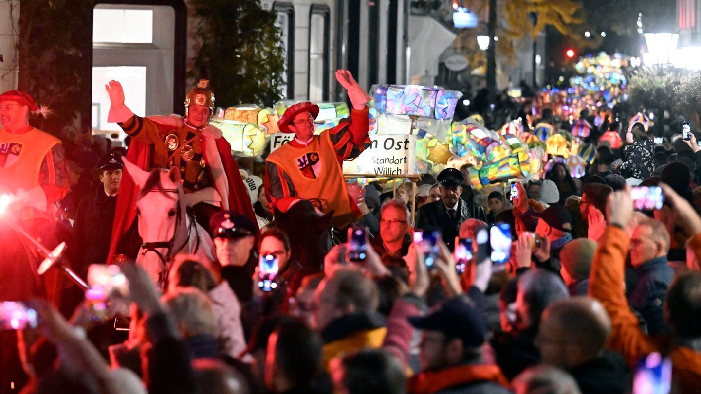 St. Martin hoch zu Ross beim Martinsumzug in Kempen. Foto: Roberto Pfeil/dpa