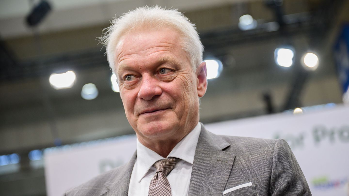 Auf der Agritechnica schwärmt Bundeslandwirtschaftsminister Rainer von der deutschen Landwirtschaft. Foto: Julian Stratenschulte