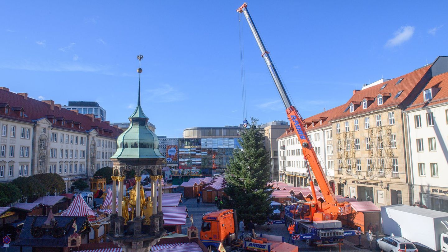 Schon seit Ende Oktober stehen die ersten Buden auf dem Alten Markt vor dem Magdeburger Rathaus. (Archivbild) Foto: Klaus-Dietma