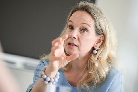 Vertreter des Landesmusikrats Berlin und der Berliner Literaturkonferenz haben für die Übergabe Kultursenatorin Sarah Wedl-Wilso