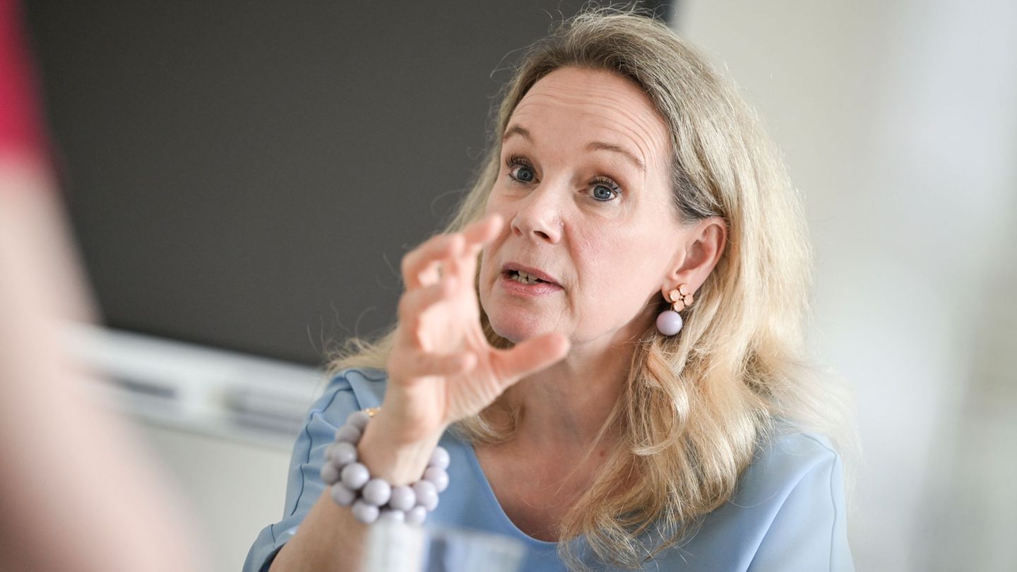 Vertreter des Landesmusikrats Berlin und der Berliner Literaturkonferenz haben für die Übergabe Kultursenatorin Sarah Wedl-Wilso