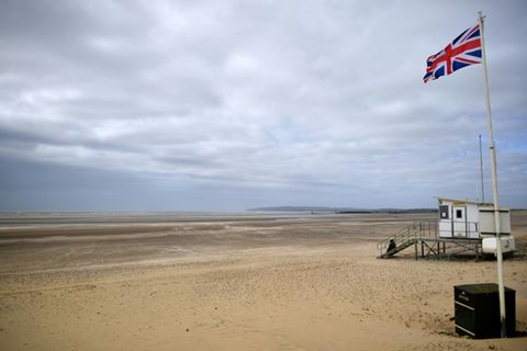 Angeschwemmte Pellets am Strand Camber Sands in England