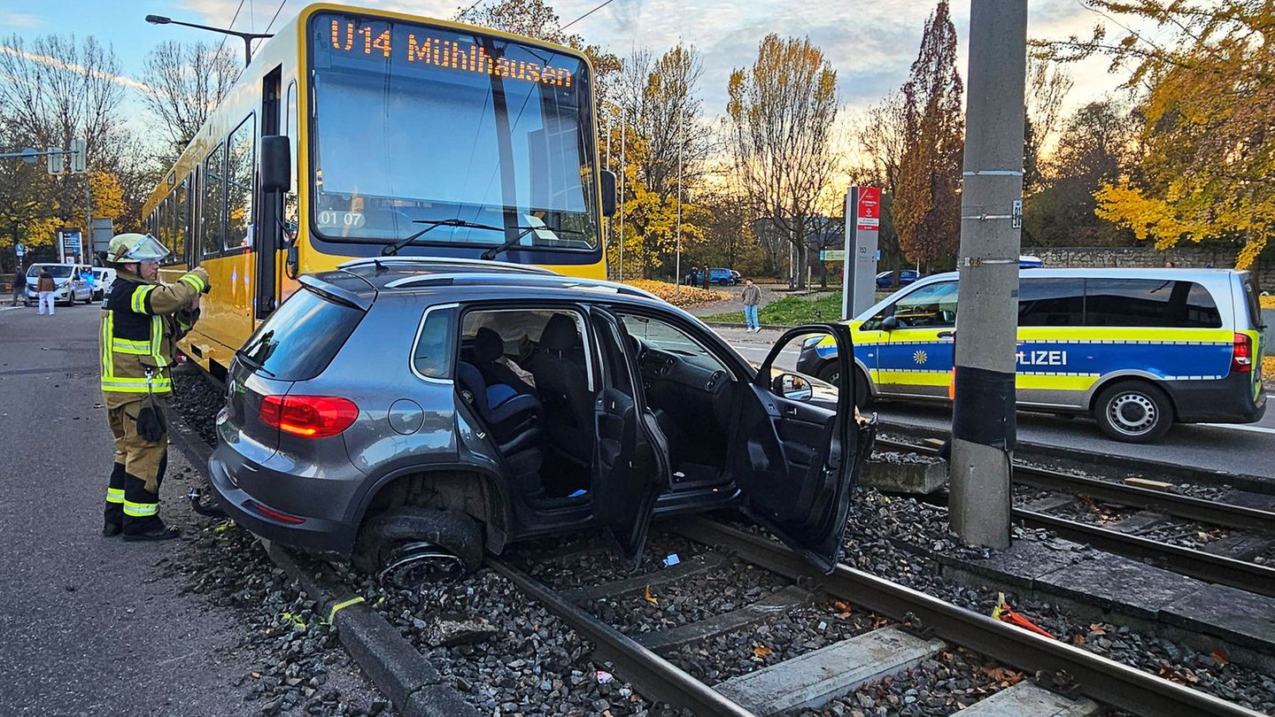 Die drei verletzten Autoinsassen kamen nach dem Unfall ins Krankenhaus. Foto: Andreas Rosar/dpa