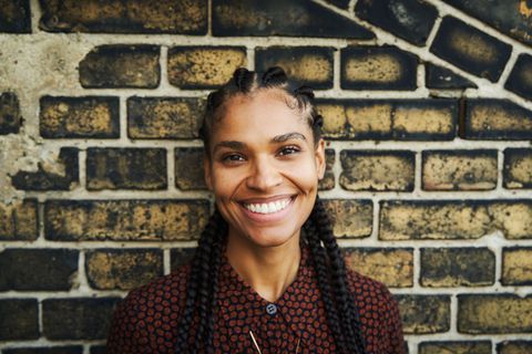 Cynthia Micas steht seit ihrer Kindheit vor der Kamera: In der Kinder- und Jugendserie "Schloss Einstein" spielte sie zwischen 2004 und 2006 die Rolle der Joana Hofmeister. Zuletzt war die heute 35-Jährige unter anderem in der ARD-Serie "A Better Place" und der Amazon Prime Video Serie "Maxton Hall" zu sehen.