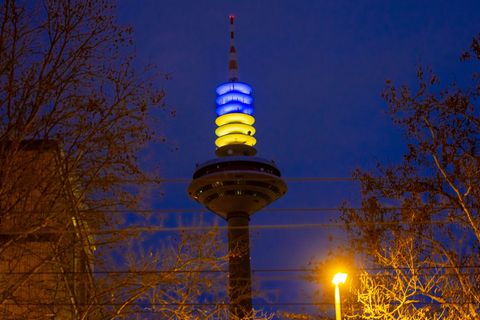 Nur ein kleines Zeichen: Zum dritten Jahrestag des russischen Angriffs auf die Ukraine leuchtete der Europaturm in Frankfurt im