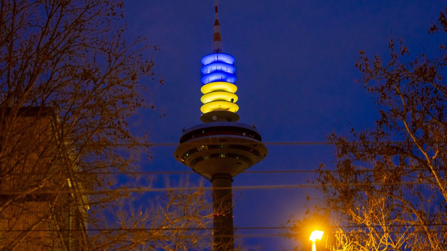 Nur ein kleines Zeichen: Zum dritten Jahrestag des russischen Angriffs auf die Ukraine leuchtete der Europaturm in Frankfurt im