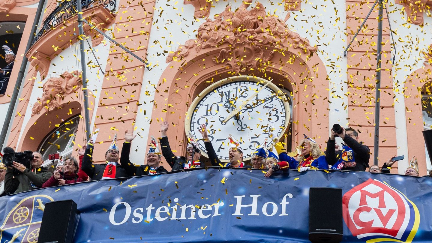 Die Närrinnen und Narren schunkeln in die fünfte Jahreszeit. (Archivbild) Foto: Lando Hass/dpa