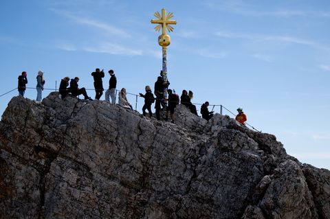Das Gipfelkreuz ist mit Hunderten Stickern beklebt. (Archivbild) Foto: Sven Hoppe/dpa