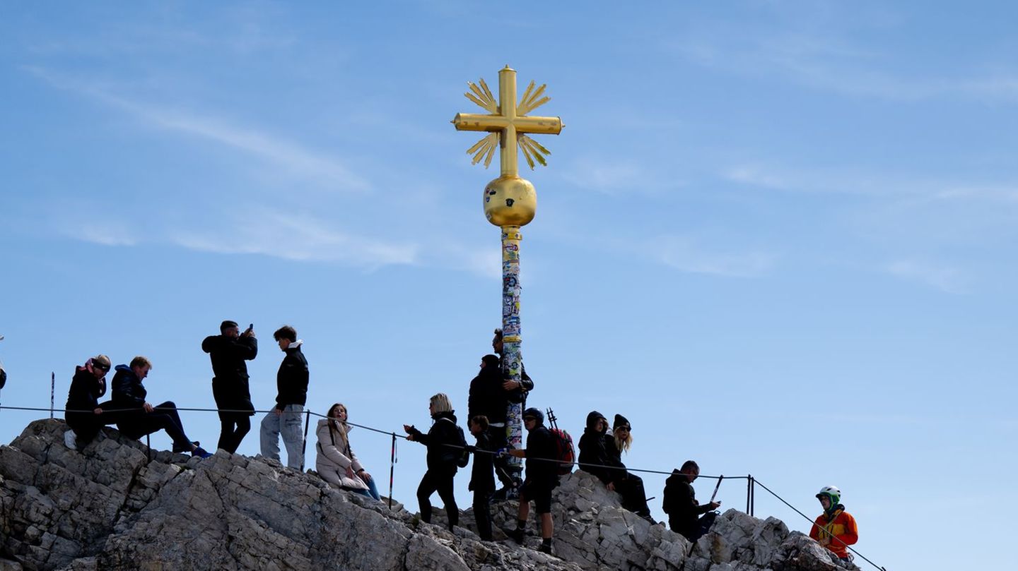 Das Gipfelkreuz ist mit Hunderten Stickern beklebt. (Archivbild) Foto: Sven Hoppe/dpa