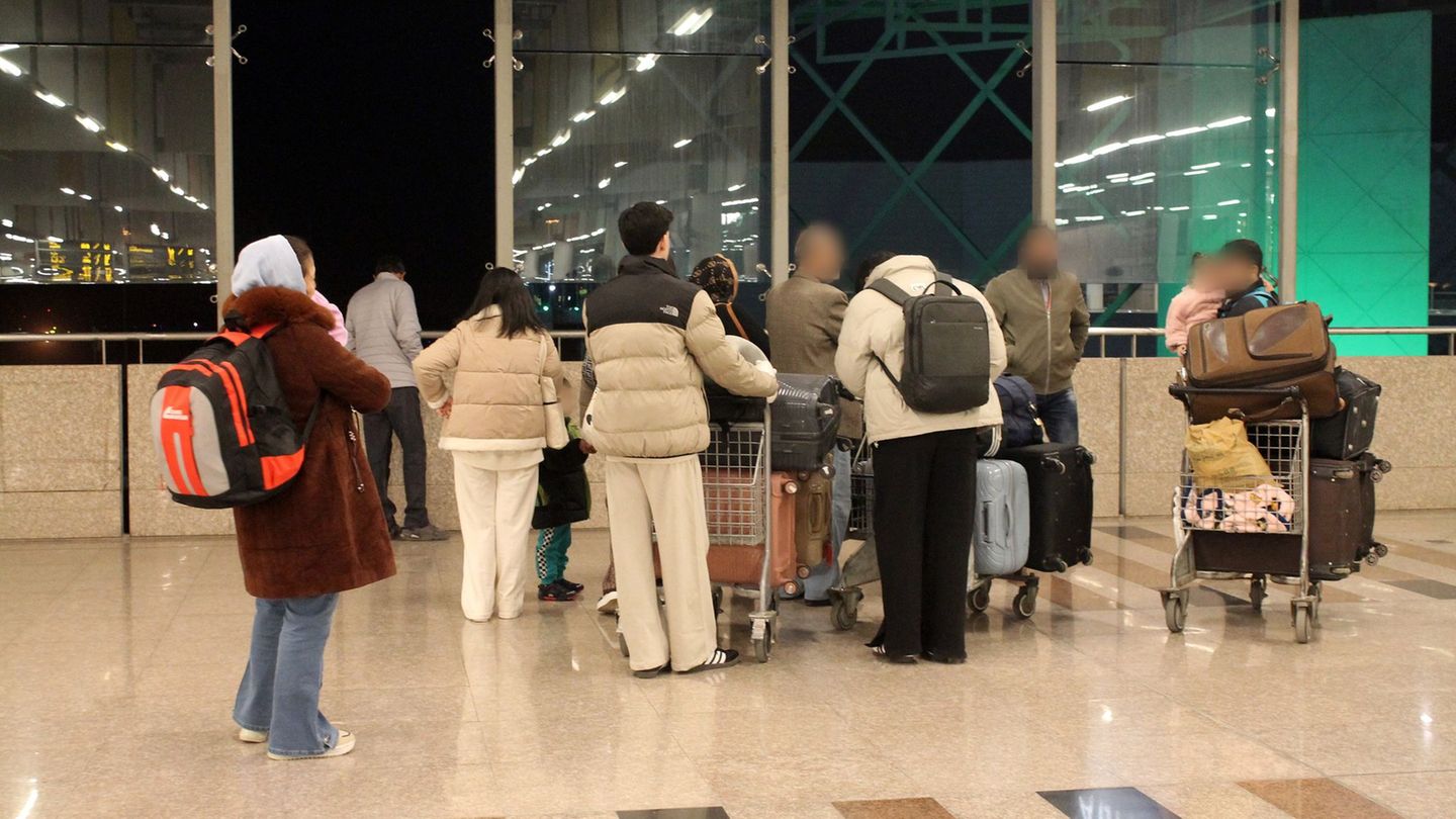 Nach Wartezeit in Pakistan: Afghanen aus Aufnahmeprogrammen fliegen nach Deutschland