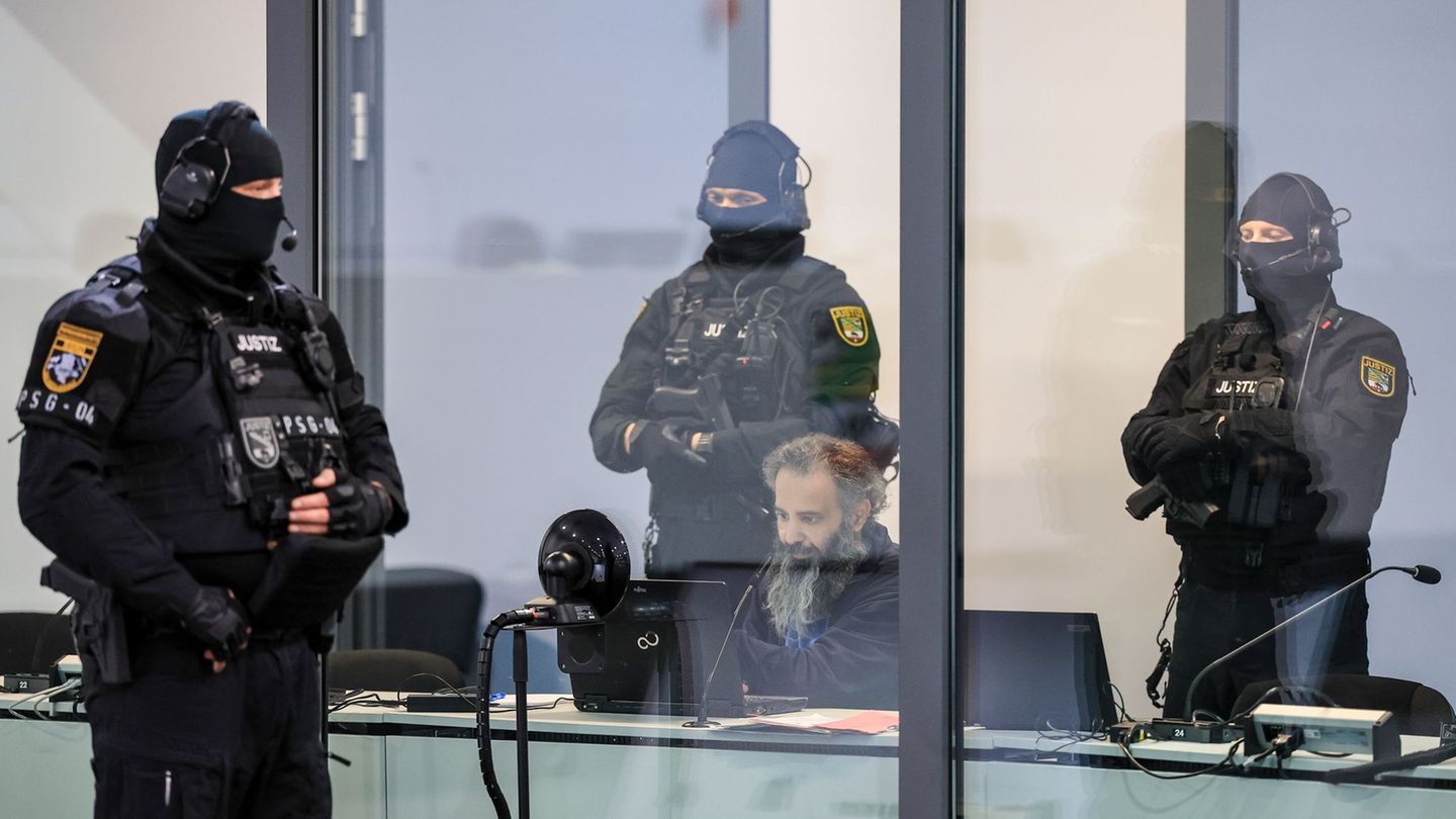 Der Angeklagte Taleb al-Abdulmohsen sitzt mit Handfesseln in einem kugelsicheren Glaskasten im Gerichtssaal. Foto: Jan Woitas/dp
