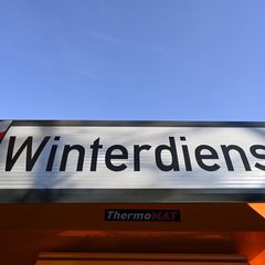 Der Straßenwinterdienst in Mecklenburg-Vorpommern hat seine Vorbereitungen getroffen. (Symbolbild) Foto: Arne Dedert/dpa