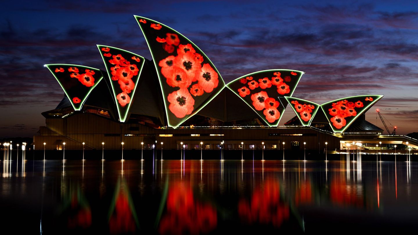 Das Opernhaus in Sydney wird mit Mohnblumen angestrahlt