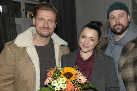 Ihre Kollegen Jörn Schlönvoigt (l.) und Felix von Jascheroff verabschieden Anne Menden in ihre Babypause.